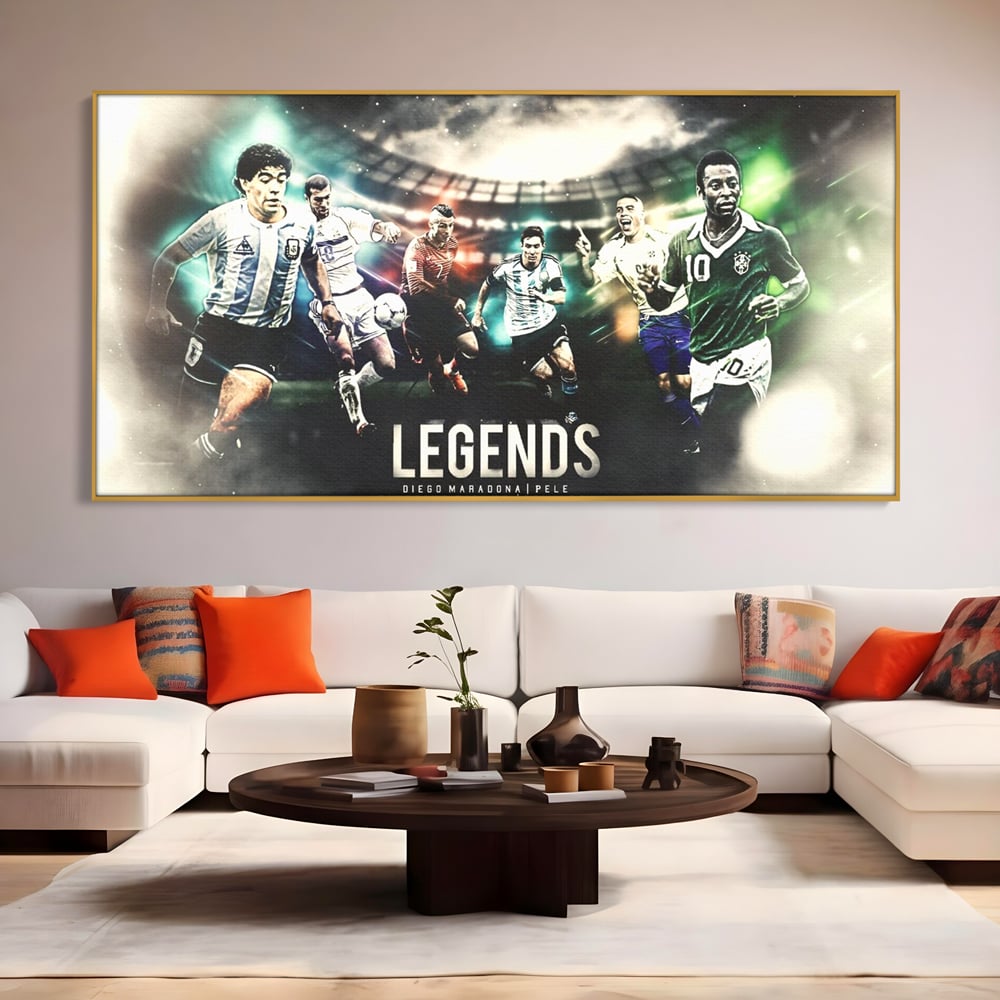 Tablou canvas cu tablou canvas cu legendele fotbalului, in rama de aluminiu auriu, pe perete intr-un living